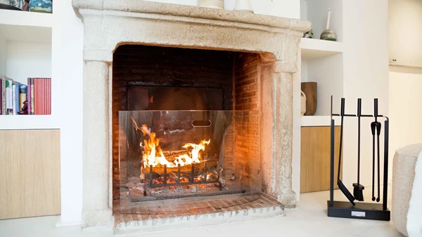 Glass fireplace screens