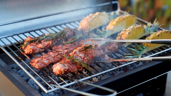 Charcoal barbecues / grills